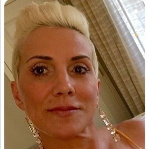 Meet your Posher, Debbie